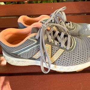 New Balance 520-Gray and Orange Athletic Shoes size 6
Preloved